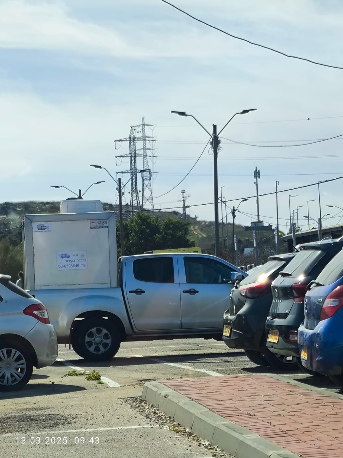 משאית קירור חונה