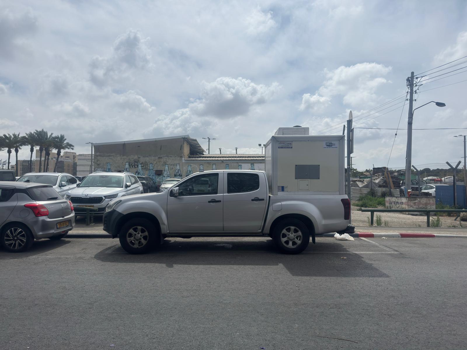 משאית קירור עם סחורה