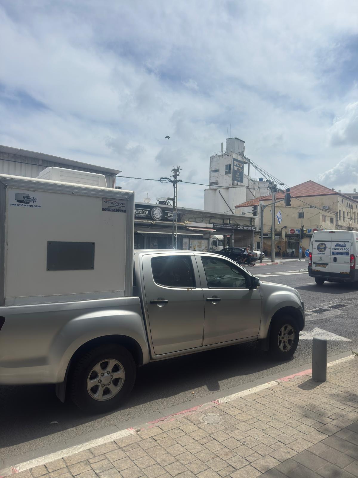 עובד פורק סחורה ממשאית קירור